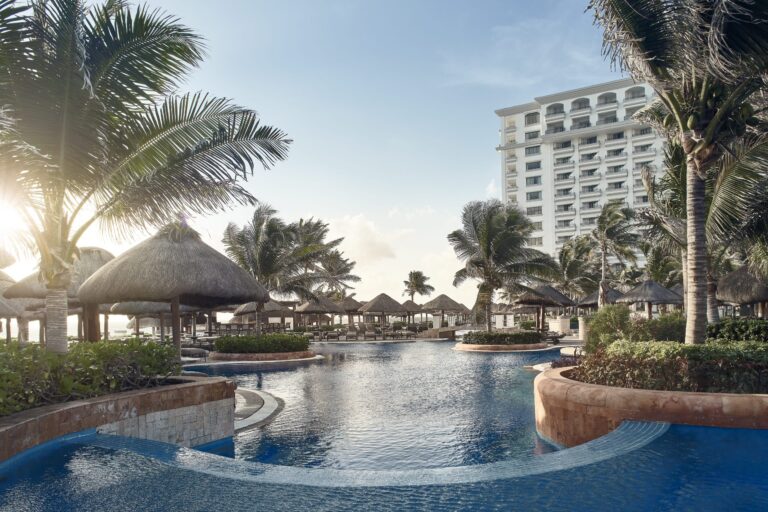 5b5f5139-0695-4105-90cb-9eeed5b8022e_JWMarriott_Cancun_HotelPool-scaled.jpg